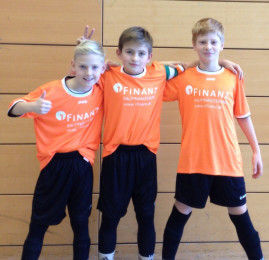 engagement sponsoring drei kinder in orangem trikot die sich umarmen